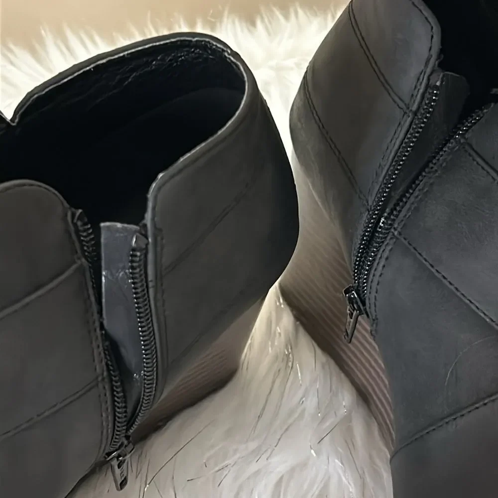 Maurices 11M Black Alexis Cross Strap Wedge Bootie